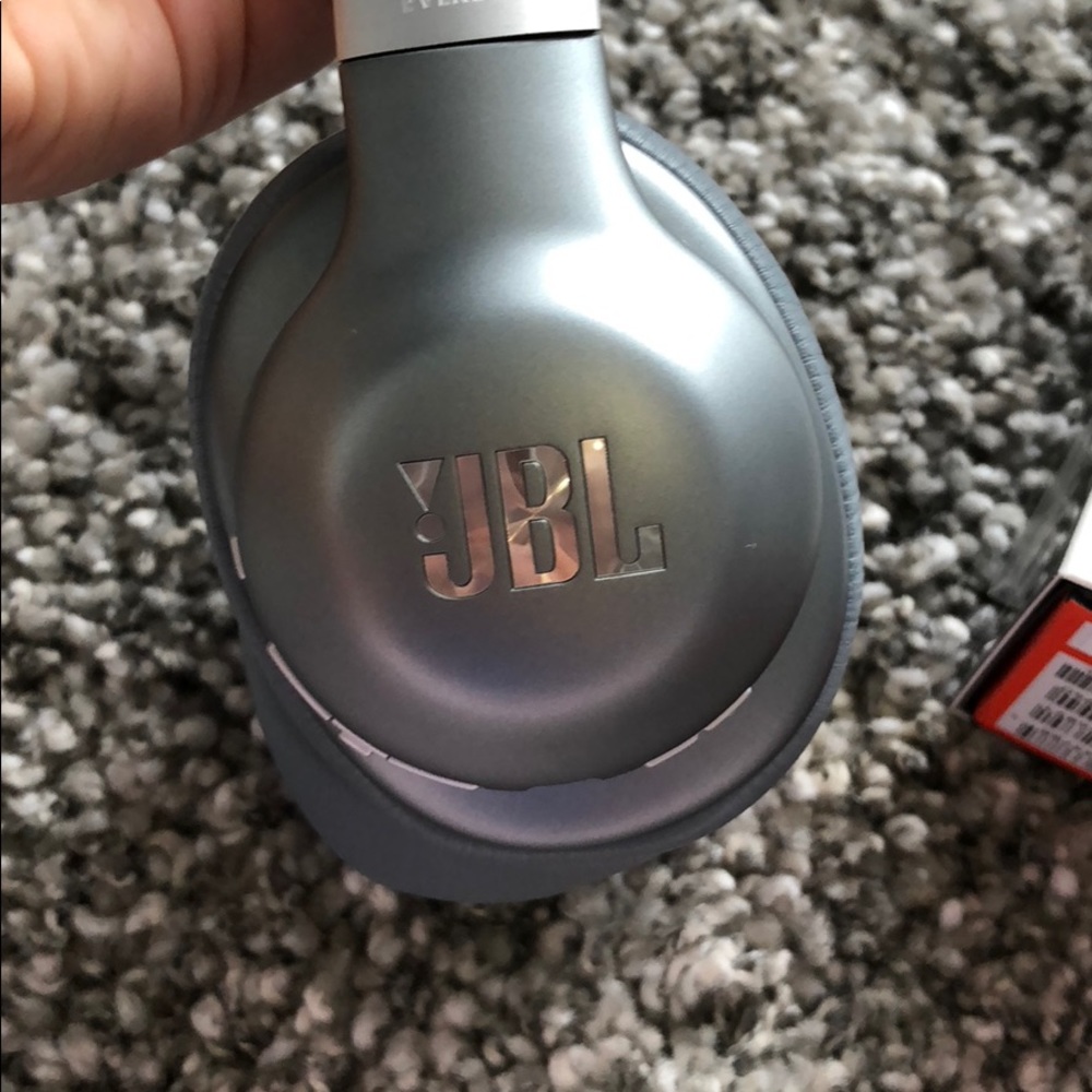 New JBL Everest Elite noise cancelling headphones. - Picture 2 of 4